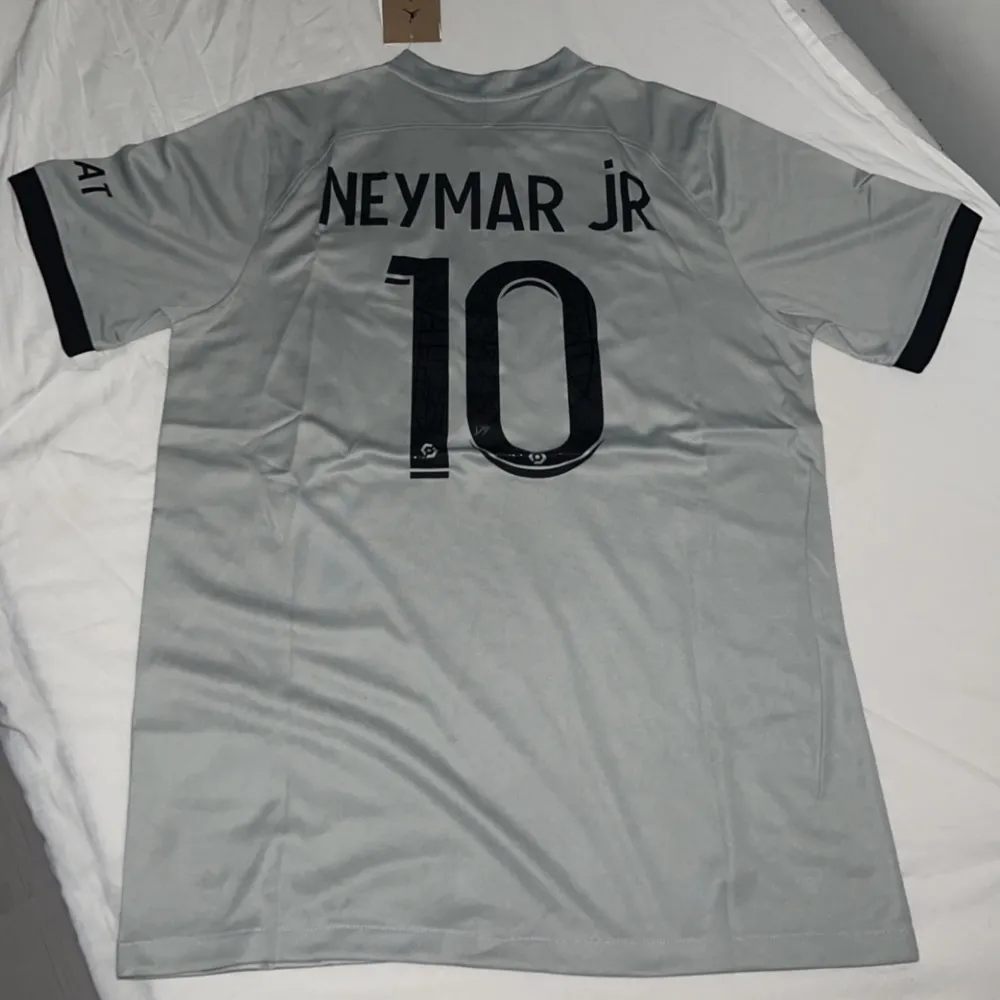 Fet Neymar fotbollströja från säsongen 22-23 i psg. Storlek M. Helt ny med tagg. Dm direkt om något undras🤙. Fler fotbollströjor på min sida.. T-shirts.