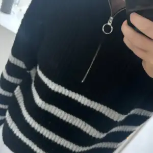 Säljer en supermysig svart och vit randig stickad tröja från Sister Knitwear. Den har en dragkedja framtill och är perfekt för kyliga dagar. Tröjan är i storlek S och har långa ärmar. Perfekt för höst och vinter!