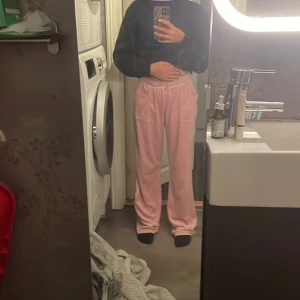 Säljer mina Juicy Couture pga att dom är förstora skriv om ni är intresserade kan tänka mig att sänka priset 💓 - Bra skick