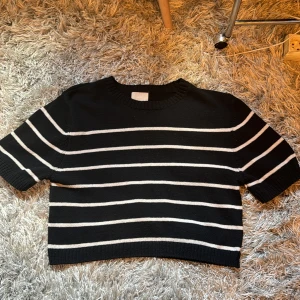 Svart och vit randig tröja - Säljer en snygg svart tröja med vita ränder. Den är kortärmad och har en normal passform. Perfekt för en avslappnad stil och passar bra till både jeans och kjol. Tröjan är i ett perfekt skick då den bara ruttnar i min garderob 💗