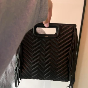 Maje väska - Jättesöt väska från maje. Använd men inga defekter ser helt ny ut. Påsen  och det längre bandet man får till medkommer.