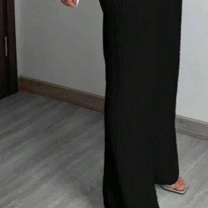 byxor - Oanvända mjukbyxor mjuk och tjockt matrial. mysiga och varma att ha under hösten och vintern. Passar s-L