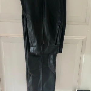 Skinnbyxor - Supersköna och snygga skinnbyxor från NA-KD. Är ca 170 lång och byxorna går ner till hälarna. 