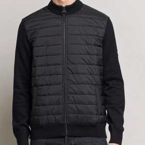 Barbour Cardigan - Hej, säljer min Barbour Cardigan i storlek M köpt på Johnells. Endast provad fåtal gånger samt att kvitto och etiketter från köpet finns kvar. Nypris 1999:-  Dm vid intresse📩