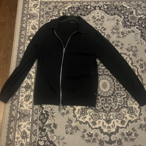Zip tröja - Jättesnygg zip tröja som andvänts 2-3 gånger!