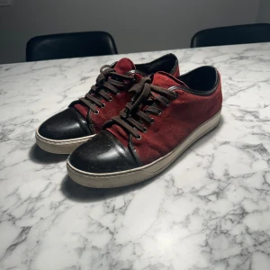 Lanvin  - Säljer nu mina lanvin då jag är sugen på nått annat  Tar byten! Skick 7-10  Det ändå är det ni ser på sista bilden annars väldigt fina  Dust bag medföljer 