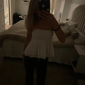 Tub topp från Gina tricot  - Vit tub topp med linne tyg, använd fåtals ggr men bra skick och sitter jätte fint. 