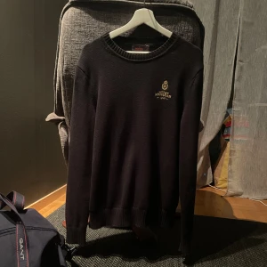 Morris Carter Oneck - Svart  - Hej! Säljer nu min svarta rundhalsade  morris tröja i storlek S som ej kommer till användning längre. Den har använts en del men är ändå i ett rätt okej skick, 7/10. Nypris ligger omkring 1 799 kr. Pris går alltid att diskutera! 