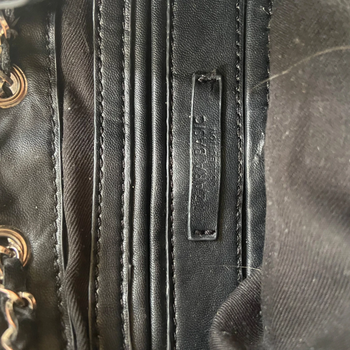 Svart quiltad axelväska - 90