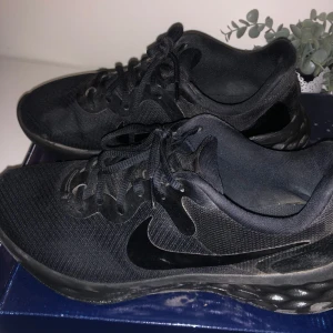 Nike skor  - Svarta Nike skor Storlek 40 går bra med svarta kläder, har inte använd dom så mycket. Original pris 1000