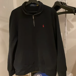 Ralph lauren half zip - Snygg Ralph lauren halv zip. Använd men väl omhändertagen. Nypris ca 1400. Kan gå ner något i pris vid snabb affär.