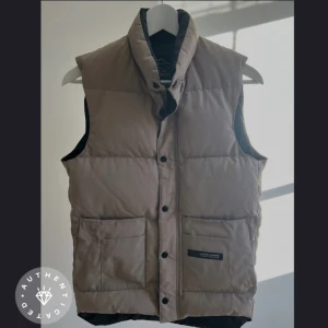 Canada Goose väst - Ordinarie pris ca 6000 kr. Väst i väldigt bra skick med minimal tecken på användning. Står xs men passade mig perfekt och min storlek är M, så den är  S. Style: 2830MR . Om du har frågor är bara att fråga på :). Pris kan diskuteras vid snabb affär.