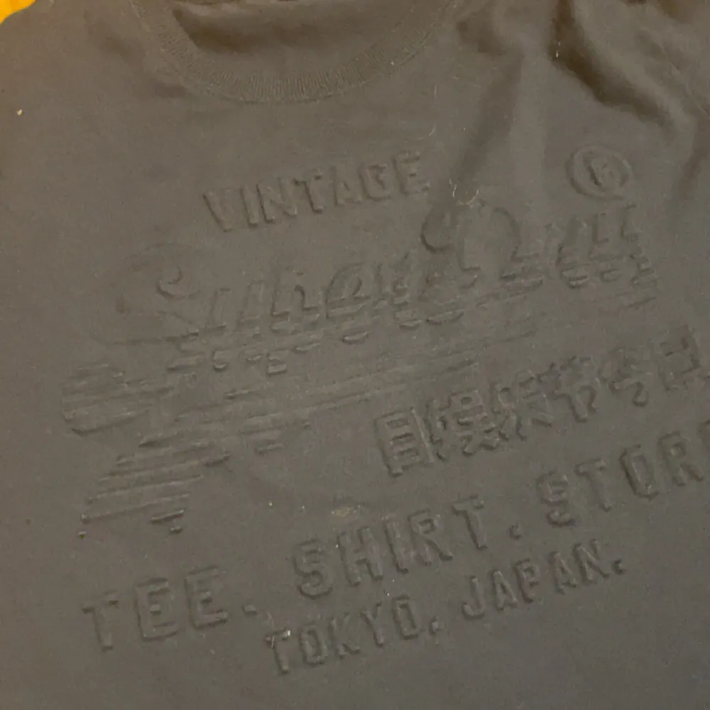 Tja! Säljer just nu denna sjukt snygga mörkblåa vintage tee i storlek XL (passar även L). Trycket är otroligt snyggt och elegant med utstickande text. Fick tröjan av en släkting men tyvärr för stor, säljer för 300 kr! Priset inte hugget i sten 🙌 . T-shirts.