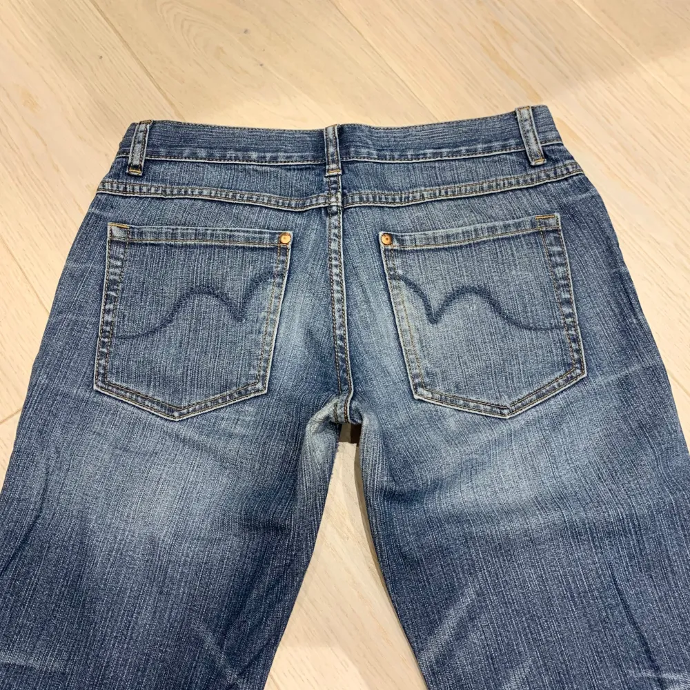 Midja 39 cm rakt över och innerben 78 cm ja är 169 för referens! Lagningar vid grenen samt smuts på knäna som säkert går bort om man behandlar den (inte själv orkat). Jeans & Byxor.