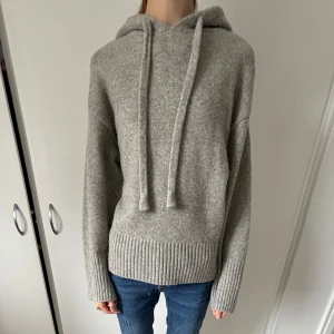 Slutsåld grå stickad hoodie från Zara - Jag säljer denna så så snygga grå hoodie från Zara som inte säljs längre!! 💛💛 Använd typ en gång så den är som ny!! 💕 Pris kan diskuteras!! 💛