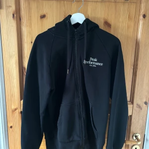Peak performance zip hoddie - Zip hoddie i fint skick! Storlek M