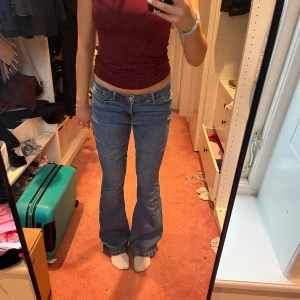 Blå jeans - Säljer mina lågmidjade bootcut jeans från Vero Moda💋(Priset går att diskutera) Midjemått (rakt över): 38cm Innerbenslängd: 79cm Jag är 164💕