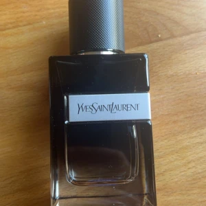 Herr parfym  - Väldigt nya, har använt 3gånger bra så det är ganska fullt ☺️