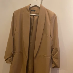 Beige kavaj  - Beige kavaj, med rynkad arm