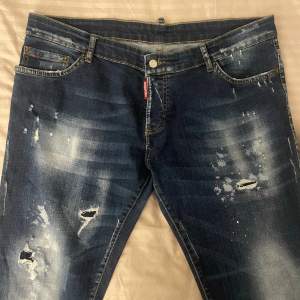 Säljer dessa tvärfeta Dsquared2 jeans i storlek 54 som inte kommer till användning längre. Inga fläckar eller hål. Äkta såklart. Köpa för längesen så har tappat bort kvittot