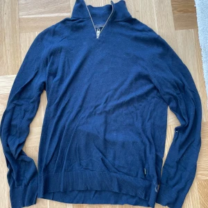 Mörkblå tröja med dragkedja från Jack & Jones - Säljer en snygg mörkblå halfzip från Jack & Jones. Den är perfekt för både höst och vinter. Tröjan är långärmad och gjord i ett mjukt material som känns skönt mot huden. Perfekt för en casual look eller när du vill hålla dig varm och stilren.
