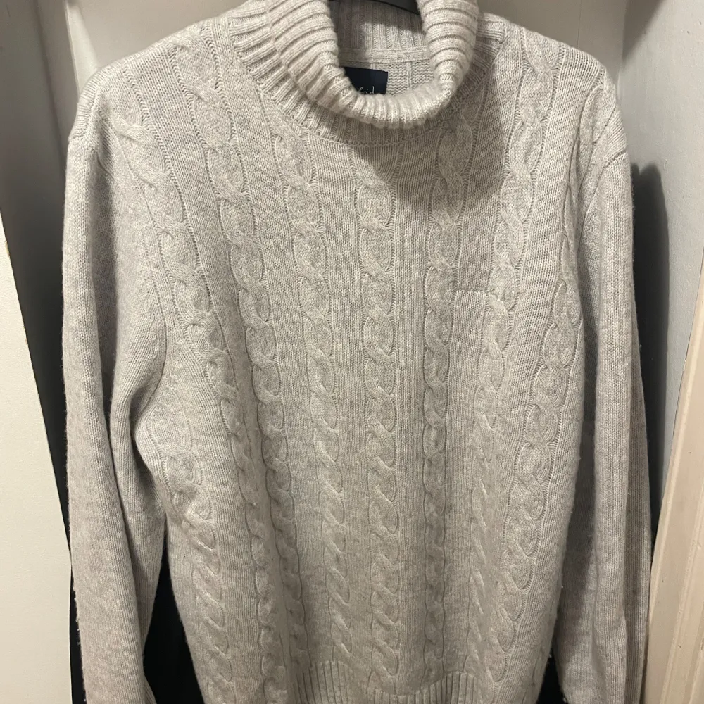 Säljer en snygg och varm stickad polotröja från Bondelid i storlek L. Den är i fint skick utan några skador eller slitage. Nypris på tröjan var cirka 700 SEK, så detta är ett perfekt tillfälle att få den till ett bättre pris!. Neuleet.