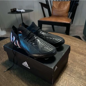 Adidas Predator fotbollsskor  - Tjena, säljer dessa skitsnygga Adidas Predator fotbollsskor. Endast använda 3ggr cond 9/10. Nypris: 2699kr. Orginalbox följer med. Hör av er vid minsta fundering// Anton
