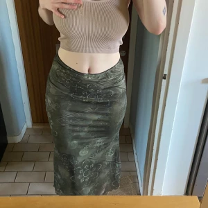 Kjol - Fin kjol, aldrig använd pga för liten! Längd ca 88 cm. Säljer även en brun (dock storlek M)