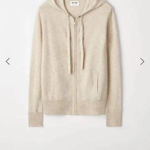 Soft goat zip hoodie  - Säljer min soft goat zip hoodie då den ej kommer till användning. Den är i jätte fint skick då den knappt är använd🩷