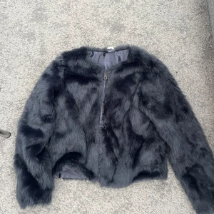Fuskpäls jacka  - Super snygg fuskpäls jacka. Knappt använd och har inga defekter eller liknande 😇