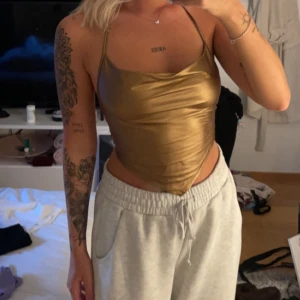 Festtopp - Guld/brons färgad topp från shein i glansigt material. Använd en gång. Bra kvalite