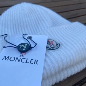 Moncler mössa - Tja! Säljer denna riktigt snygga moncler mössa, den är inte använd många gånger och har mycket kvar att ge. Perfekt att ha till hösten och vintern när det börjar bli lite kallare! Nfc tag funkar såklart! För mer frågor kan ni kontakta mig!