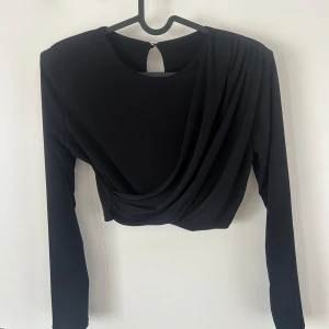 Croppad tröja - Croppad tröja med axelvadd.