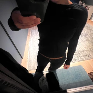 Svart långärmad DAY tröja i merinoull  - Säljer jättesnygg svart tunn långärmad tröja från DAY i merinoull i nyskick. Den är enkel och stilren, superskönt material.💕nypris 1099kr 