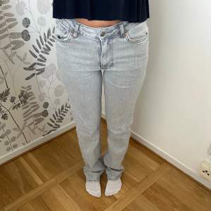 Midrise raka jeans ,Midja 24 längd 32  Midjemått : 34x2 cm Innebenslängd: 83cm