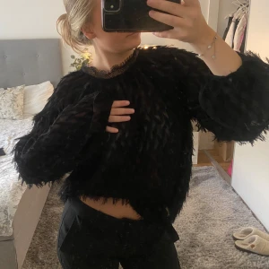 Blus  - Fluffig blus från zara i storlek s. Fint skick knappt använd. Går att knäppa i bak vid nacken. Breda ärmar och mesh tyg. Skriv vid funderingar. 🩷