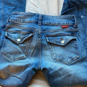 Utsvängda lågmidjade jeans🥰 - Utsvängda, lågmidjade jeans med två knappar, fickor på baksidan, bra skick, storlek xs ❤️