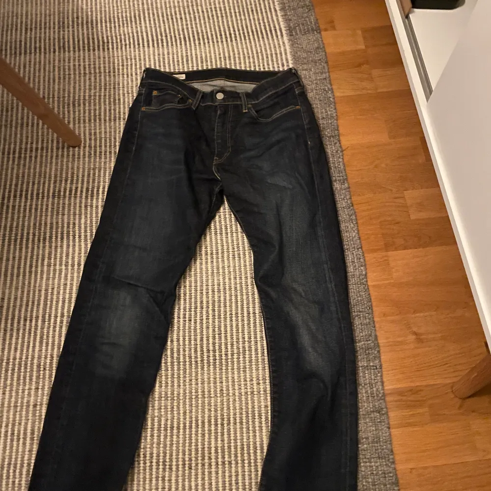 Säljer ett par Levis Jeans i modellen 502 och storlek 29/32. Skick 8/10 använda lite men ändå i riktigt bra skick. Det är bara att skriva om ni vill ha fler frågor. Jeans & Byxor.