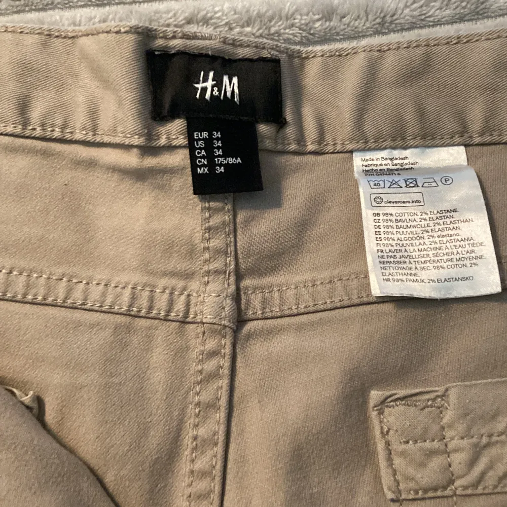 Säljer ett par snygga beige shorts från H&M. De är i storlek 34 (herr M) och har en klassisk femficksdesign. Shortsen är gjorda av bomull och har en bekväm passform. Perfekta för sommaren!. Shorts.