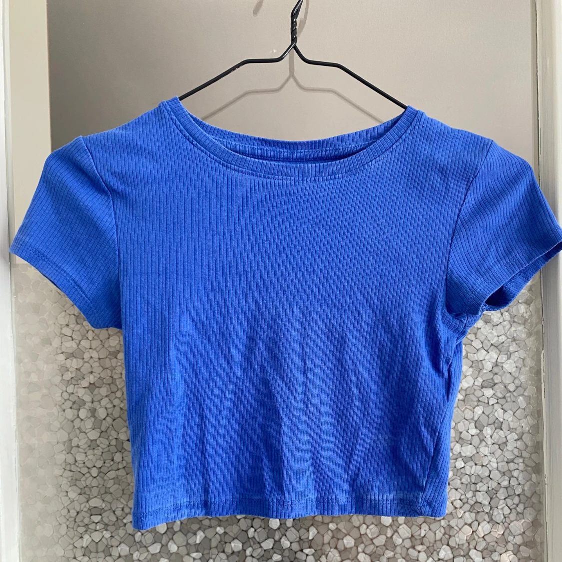Blå ribbad croppad topp