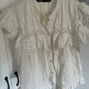 Zara blus - Väldigt söt populär blus från zara i bra skick!  Skriv pm för fler bilder