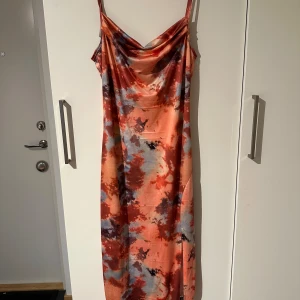 Färgglad långklänning med mönster - Från shein, långklänning mönster i rött, blått och orange.