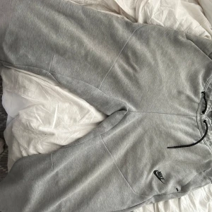 Nike tech dress - Nike tech dress ungefär ett år gammal. Båda storlek M. Mindre fläck på rumpan som synns på bild 3 men utöver det inga synliga fel