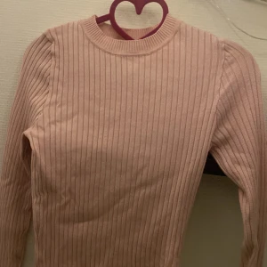 Tröja  - En rosa långärmad tröja från hm i storlek m. Finns ett igensytt hål på vänster sida (se bild 2 ) men inget som är märkbart eller irriterar på något vis. 
