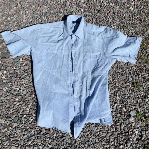 Stenströms Kortärmad Skjorta - Kortärmad skjorta av Stenströms gjord i Sverige passform funkar på L och XL, bra skick förutom lite skada på insidan av kragen men det syns inte när skjortan används