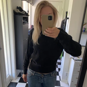 Tröja - Stickad tröja med guldiga dragkedjor på sidorna, köpt second hand och får tyvärr inte användning av den längre!