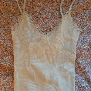 Linne med spets - Supergulligt linne med spets ifrån Gina tricot som har använts ett fåtal gånger och därav inga defekter💕