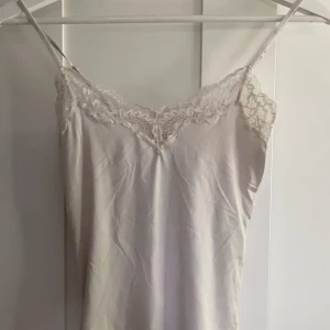 Vitt spetslinne - Jättefin spets linne som sitter ganska tajt, ser grått ut på bilden men är vit i verkligheten .   Använd 1 gång.  För mer bilder eller diskussion om priset kom privat.