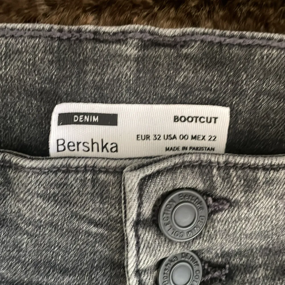 Gråa Bershka jeans, bra passform och skönt material. Bra condition, använda fåtal gånger. . Jeans & Byxor.