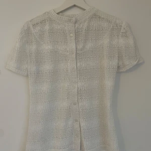 Vit blus - Vit fin blus/ topp, andvänd 1 gång så nästan som ny. 